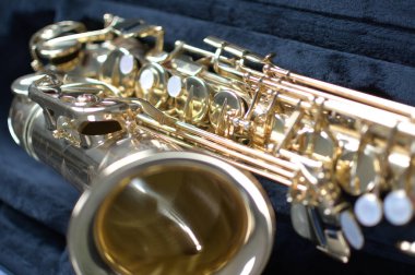 Alto saksafon. Yakın çekim.