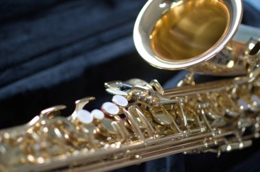 Alto saksafon. Yakın çekim.