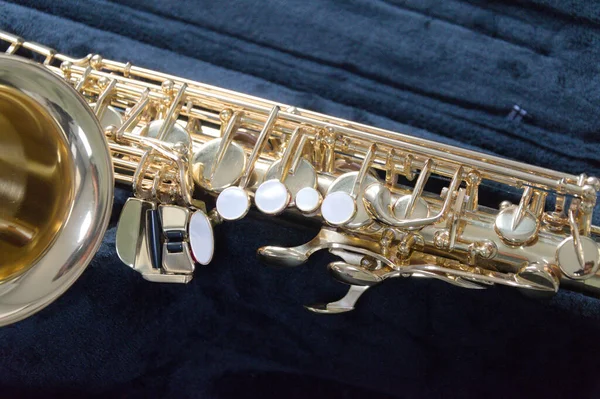 Alto saksafon. Yakın çekim.