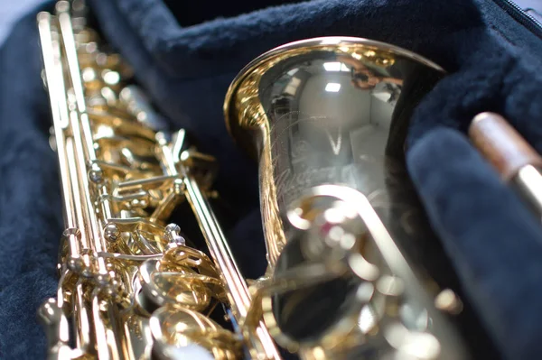 Alto saksafon. Yakın çekim.