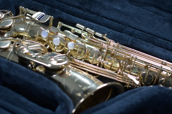 Alto saksafon. Yakın çekim.