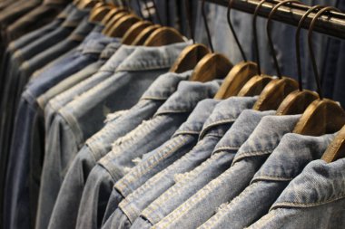 Mağazadaki askıda asılı bir kot pantolon. moda kıyafetleri