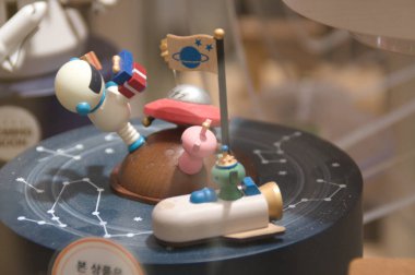 Tahta oyuncak bir uzay aracının yakınında.