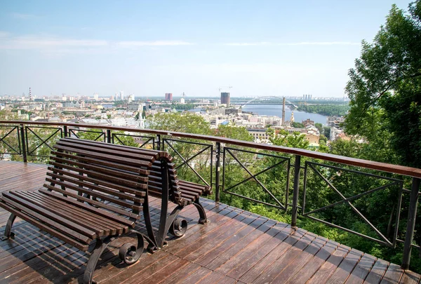 Kiev parkında dinlenmek için bankları olan gözlem güvertesi
