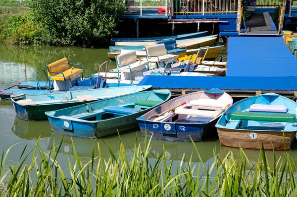 Boots Und Katamaranverleih Bootsstation Mit Bootsverleih Für Besucher Des Freizeitparks — Stockfoto