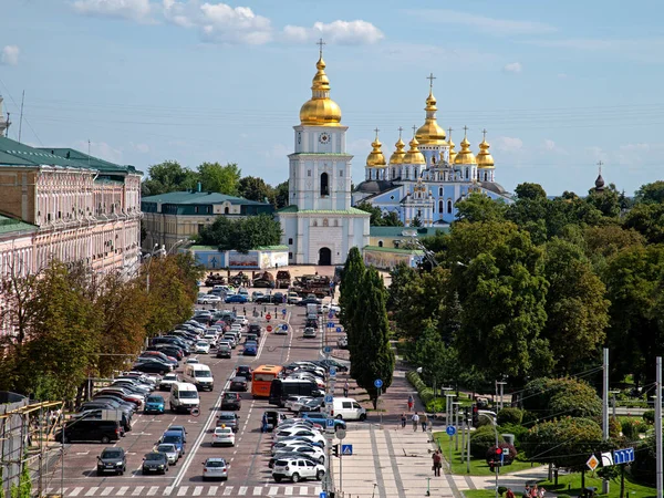 Kyiv 'deki Sofya Meydanı. Kyiv Aziz Sophia 'nın çan kulesinden St. Michael' s Altın Kubbe Manastırı 'na