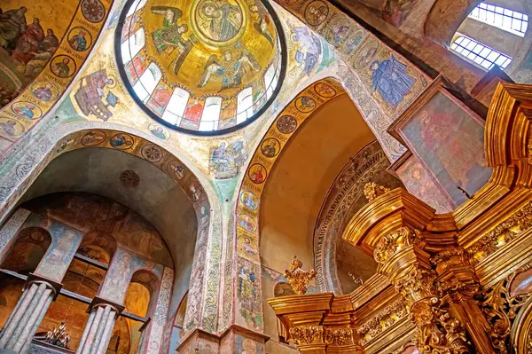 Kyiv 'deki Aziz Sophia Katedrali' nin içini görün.