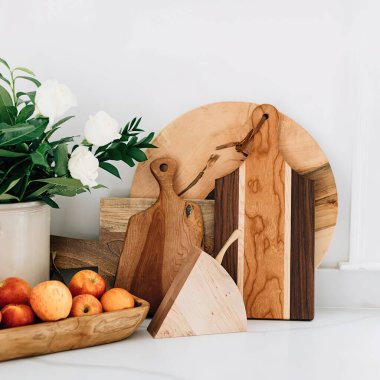 Mutfak masasında tahta doğrama tahtaları