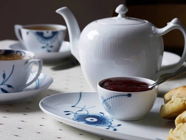 Çaydanlık ve çay fincanları masanın üstünde.