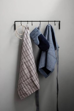 Lavabo, önlük ve havlu mutfak içinin rafında.