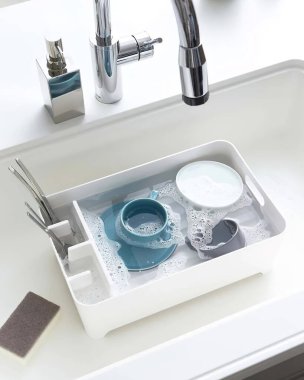 Bulaşık yıkama, kirli bulaşıklar mutfak lavabosunda..