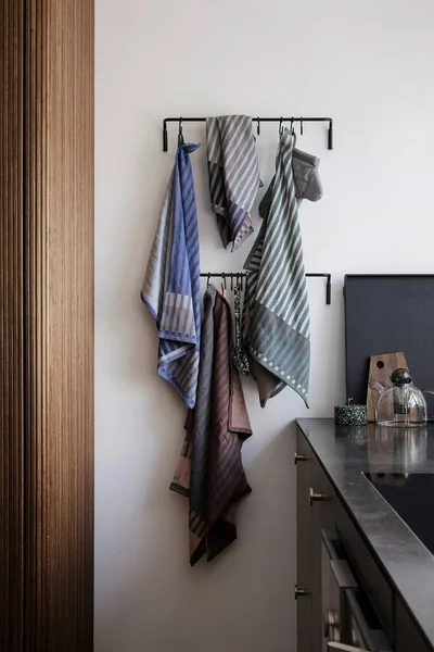 Ręczniki Kuchenne Półce Kuchni Wnętrza — Zdjęcie stockowe