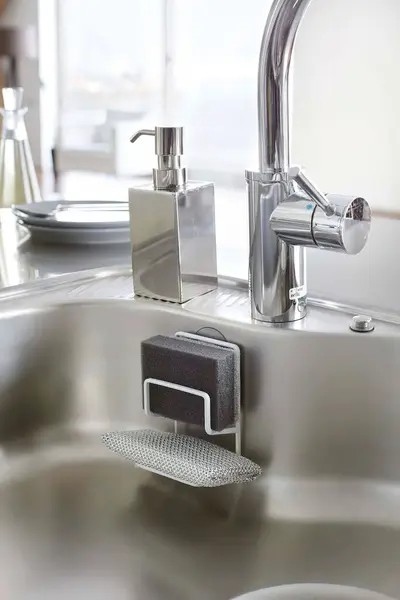 Großaufnahme Von Spüle Und Wasserhahn Aus Stahl Der Küche — Stockfoto