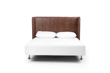 Klasik çift kişilik yatak, beyaz yatak başlığı.