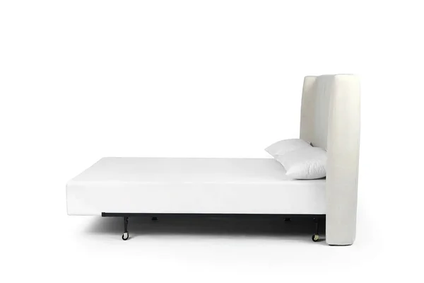 Классическая Двуспальная Кровать Большой Изголовьем Изолированной Белом — стоковое фото
