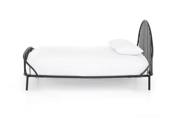 白に隔離された大きなヘッドボードを持つ古典的なシングルベッド — ストック写真