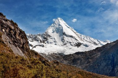 Snowy Artesonraju, Cordillera Blanca 'da bulunan bir Peru buzuludur. Yüksekliği deniz seviyesinden 6000 metre..
