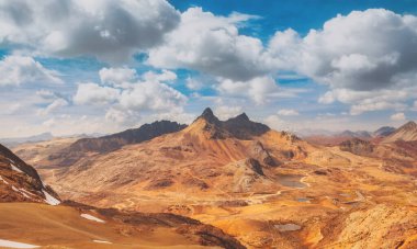 Yuracochas 'ın Karlı' sı, Peru 'nun orta And Dağları' ndaki Renkler Dağı. Ticlio 'da 4,700 msnm Lima' ya çok yakın..