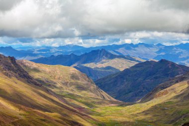 Vinicunca 'da yedi renkten oluşan güzel bir dağ manzarası