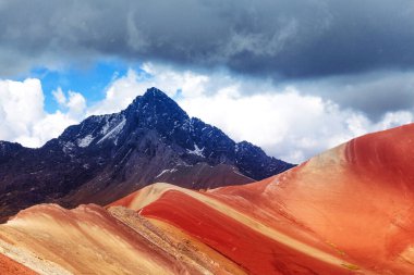 Vinicunca, yedi renkten oluşan güzel dağ