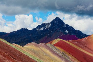 Vinicunca, yedi renkten oluşan güzel dağ