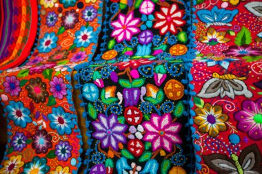 Chincheros, Cusco 'da yerel pazarda satılmak üzere renkli örülmüş alpaka yünü - Şubat 2018