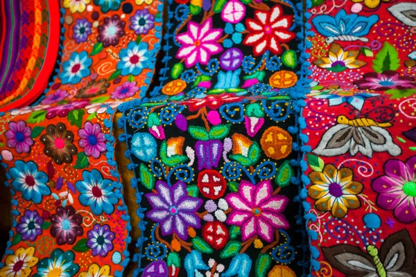 Chincheros, Cusco 'da yerel pazarda satılmak üzere renkli örülmüş alpaka yünü - Şubat 2018