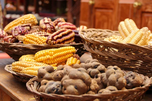 Καλαμπόκι Διαφόρων Χρωμάτων Αποξηραμένα Στον Ήλιο Γηγενείς Πατάτες Του Περού — Φωτογραφία Αρχείου