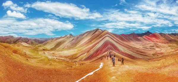 Turistler Vinicunca 'yı, Dağ' ı, yedi rengi, Cusco Peru 'yu ziyaret etti.