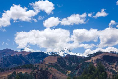 Tarma şehrinin yakınlarındaki dağların güzel manzarası