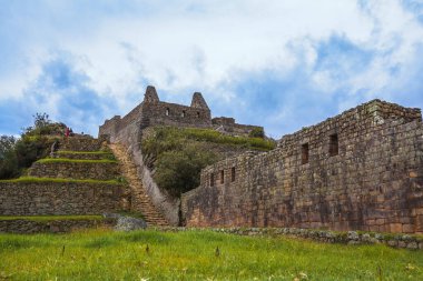 Machu Picchu 'nun İnka kalesinin panoramik manzarası. Cusco Peru.