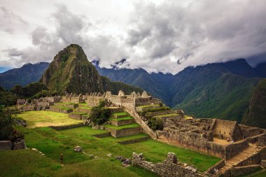 Machu Picchu 'nun İnka kalesinin panoramik manzarası. Cusco Peru.