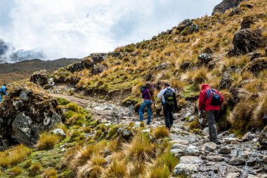 Nevado Huaytapallana 'da yürüyen turistler. Kasım 2014, Huancayo Peru