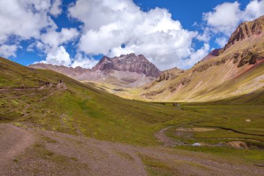 Ocak 2018, Cusco, Peru: Vinicunca dağını ziyaret eden turistler