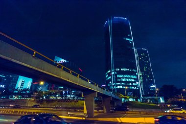 San Isidro 'nun iş merkezinin gece görüşü. 23 Şubat 2019 Lima Peru