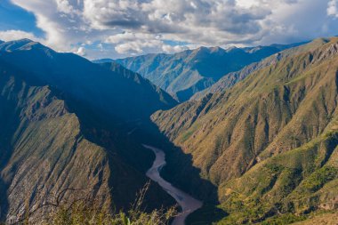 Dağlardaki nehrin havadan görünüşü 
