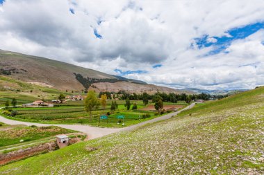 dağ köyü manzarası bir yol ve bulutlu gökyüzü. 
