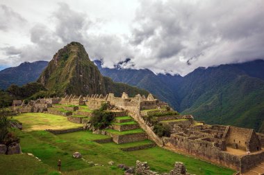 Machu Picchu 'nun İnka kalesinin panoramik manzarası. Cusco Peru.