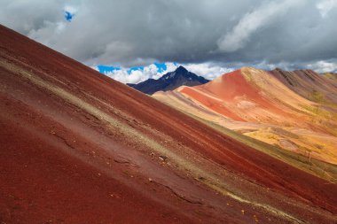 Yedi renk dağının manzarası Vinicunca