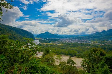 Nehir ve mavi gökyüzü olan dağ manzarası 