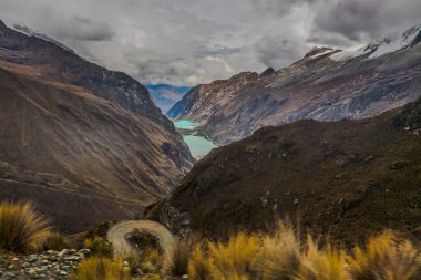 Mavi gölün ve karla kaplı dağların manzarası