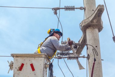 Işık şirketinin işçisi bağlantılara bakım sağlıyor. 17 Şubat 2019, Lima Peru