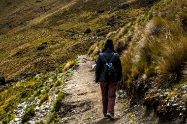 Nevado Huaytapallana 'da yürüyen turistler. Kasım 2014, Huancayo Peru