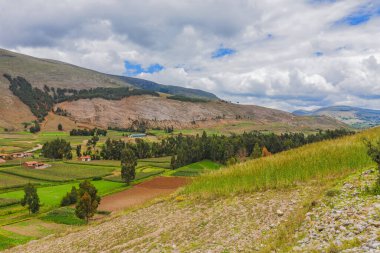 Huancaya, Peru 'nun en güzel yerlerinden biridir. Yauyos Nehri ile çevrilidir. Sonsuz bir lagün oluşturur ve harika şelaleleri olan eşsiz bir yeşillik filizlenir..