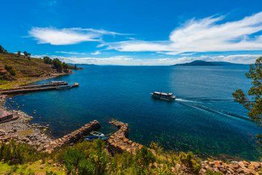 Titicaca Gölü 'nde turistlerle dolu bir tekne. 5 Mart 2019, Uros Adası, Puno Peru.