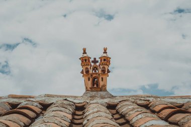 Bulutlu arka plan üzerinde kilise minyatürü olan güzel bir binanın çatısı. 