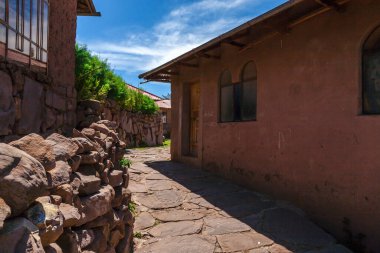 Taquile Adası köyü kendi yolunda yürüyor. Taquile Adası Puno Peru.