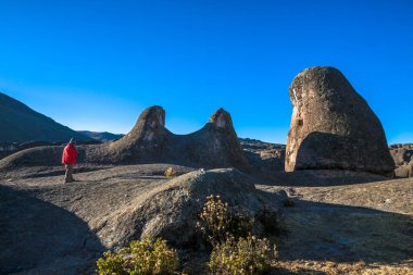 Marcahuasi Lima, Peru: Peru 'nun orta And Dağları' ndaki karlı dağların arasında yürüyen bir grup turist