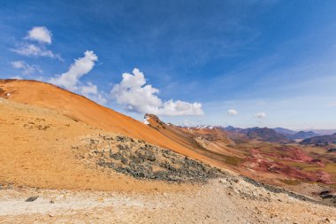 Turistler Vinicunca 'yı, Dağ' ı, yedi rengi, Cusco Peru 'yu ziyaret etti.