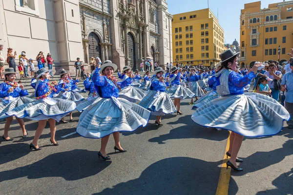 2014年3月1日 秘鲁阿亚库乔 人们庆祝阿亚库乔狂欢节 妇女和男子唱歌跳舞三天 — 图库照片